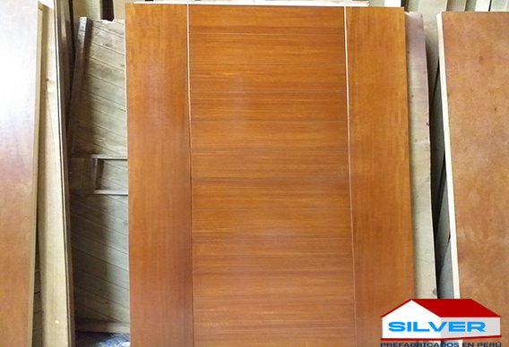 Puerta de madera con acabado, 